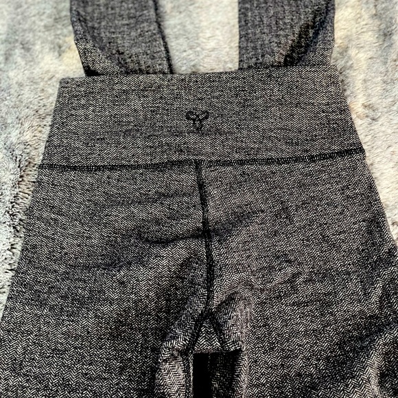 TNA high-rise LEGGINGS with Wide waistband! EXCELLENT CONDITION! - Picture 4 of 4